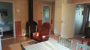 Basic-Villa, Buchtblick | Wohnbereich | Fernseher, Kamin