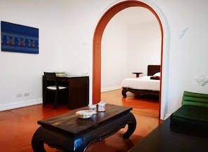 Deluxe Room with Shower | Desk, bed sheets