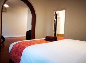 Deluxe Room with Shower | Een bureau, beddengoed