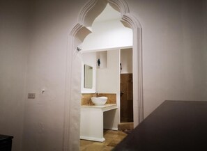 Deluxe Room with Shower | 浴室 | 淋浴設備、免費梳洗用品、提供毛巾