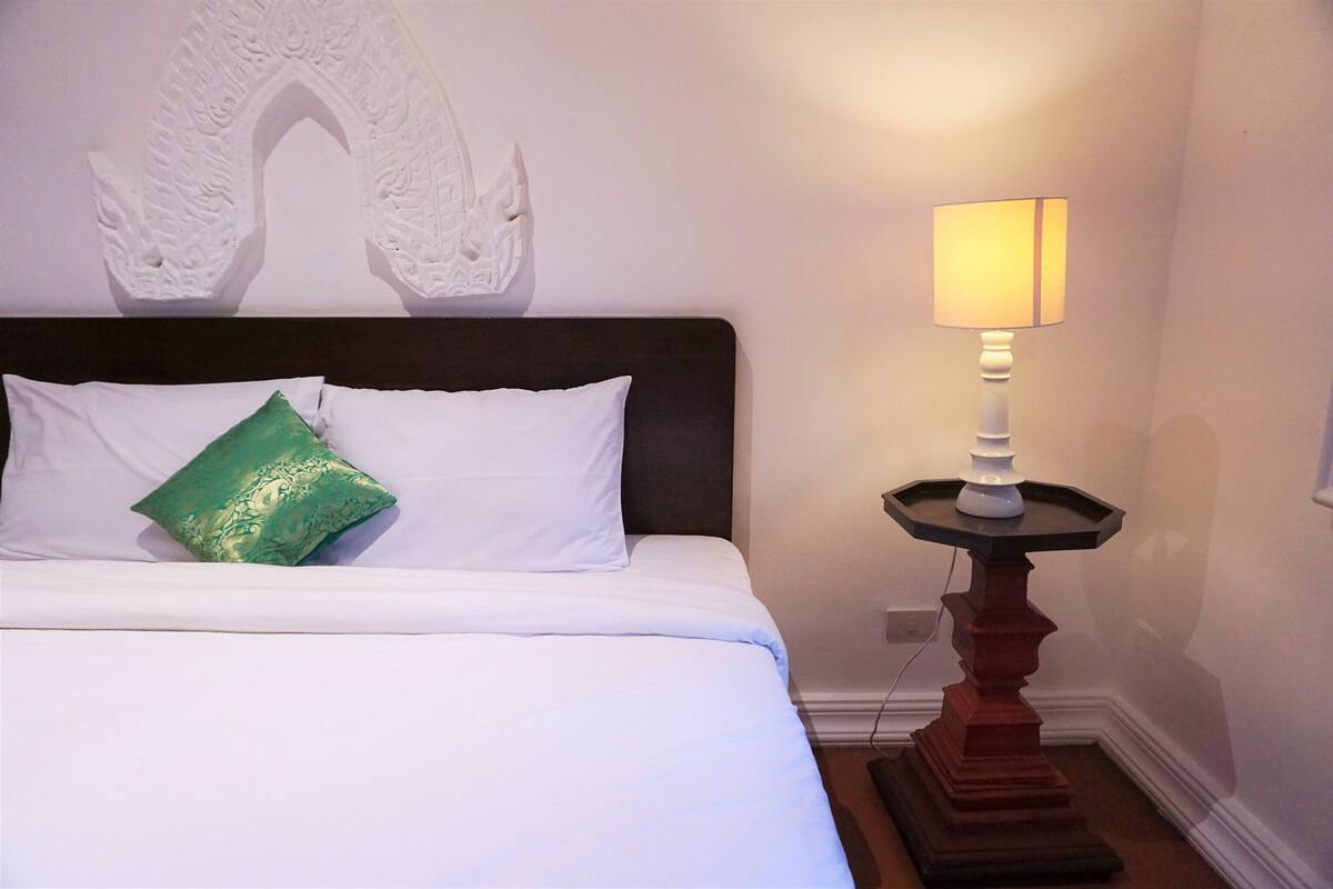 Desk, bed sheets