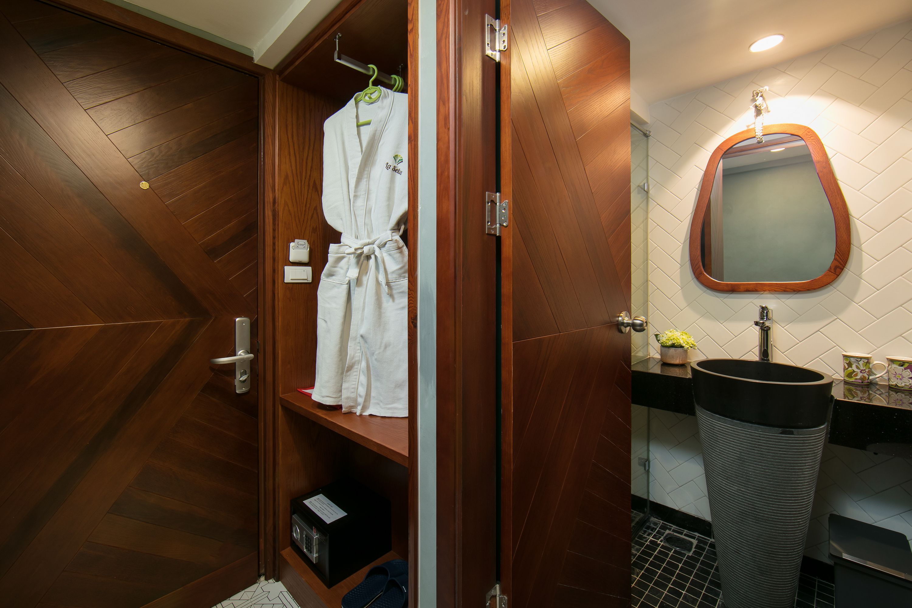 deluxe room | in-room safe, soundproofing, iron/ironing board, free wifi