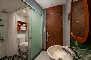 Kamar Standar | Kamar mandi | Shower, pancuran hujan, perlengkapan mandi gratis, dan pengering rambut