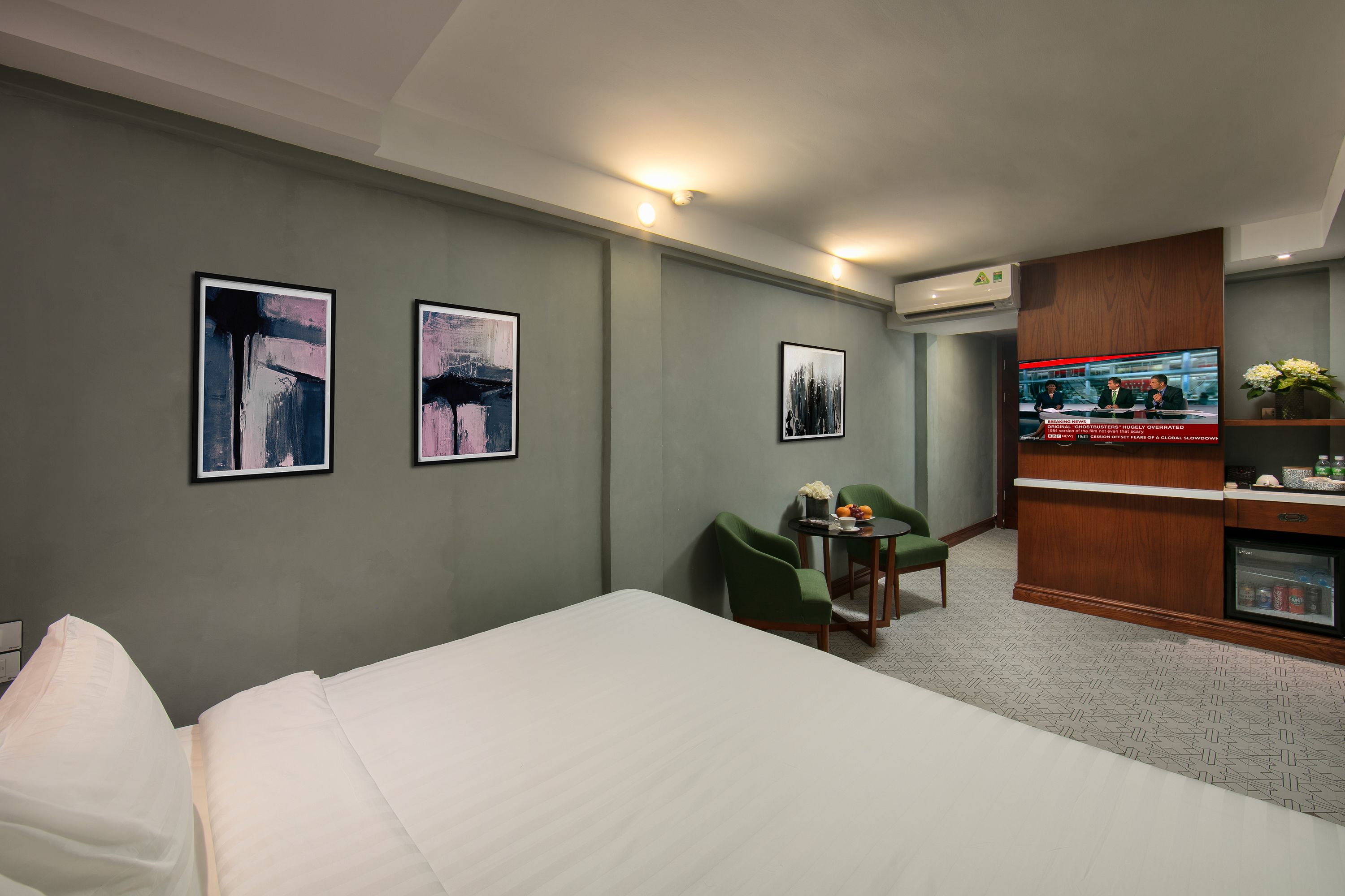 deluxe room | in-room safe, soundproofing, iron/ironing board, free wifi