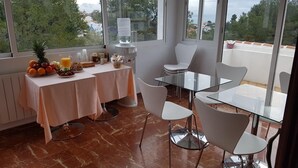 A dining area with a table set for two, a fruit basket, and a water dispenser. - Valentino Bed & Breakfast (Fuengirola)
