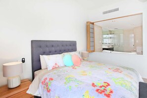 Departamento, 3 habitaciones, vista parcial al océano | 3 habitaciones, tabla de planchar con plancha y wifi gratis
