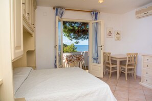 Studio de base, cuisinette (2 pax) | Lit de bébé portatif, literie fournie