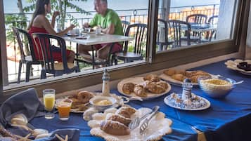 Se sirven desayunos y almuerzos; cocina local; con vista a la playa