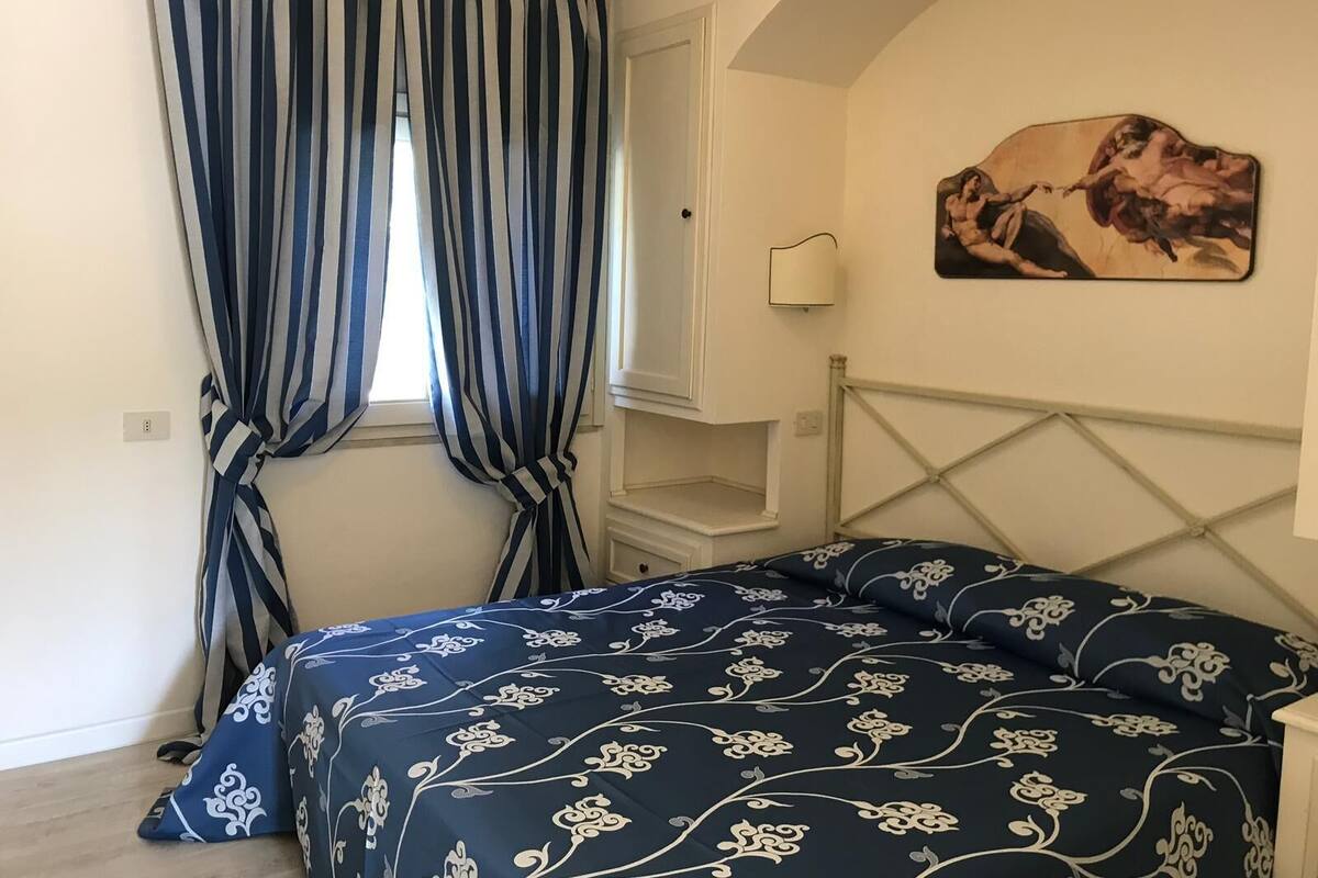 クラシック アパー  トメント 1 ベッドルーム 簡易キッチン 中 2 階 | 旅行用ベビーベッド、ベッドシーツ