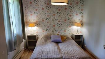 Traditional Villa, 2 Bedrooms | 2 bedrooms, individually decorated, individually furnished, desk