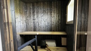 A compact room with a bunk bed, a small desk, and a window. - Salkolahti Minttu (Orivesi)