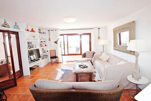 Una televisión, un reproductor de DVD, un reproductor estéreo