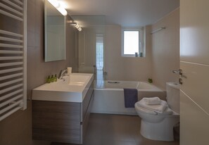 Appartement, 3 chambres | Salle de bain | Baignoire, séchoir à cheveux, serviettes fournies, savon