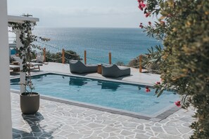 Outdoor pool, pool loungers - MyMykonos Villa (Mykonos)