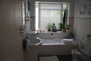 平房, 山景 | 浴室 | 獨立浴缸和淋浴設備、免費盥洗用品、吹風機、浴袍