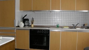 Coffee/tea maker, full-size fridge, oven, stovetop - Appartements & Ferienwohnungen Wolf Usingen (Usingen)