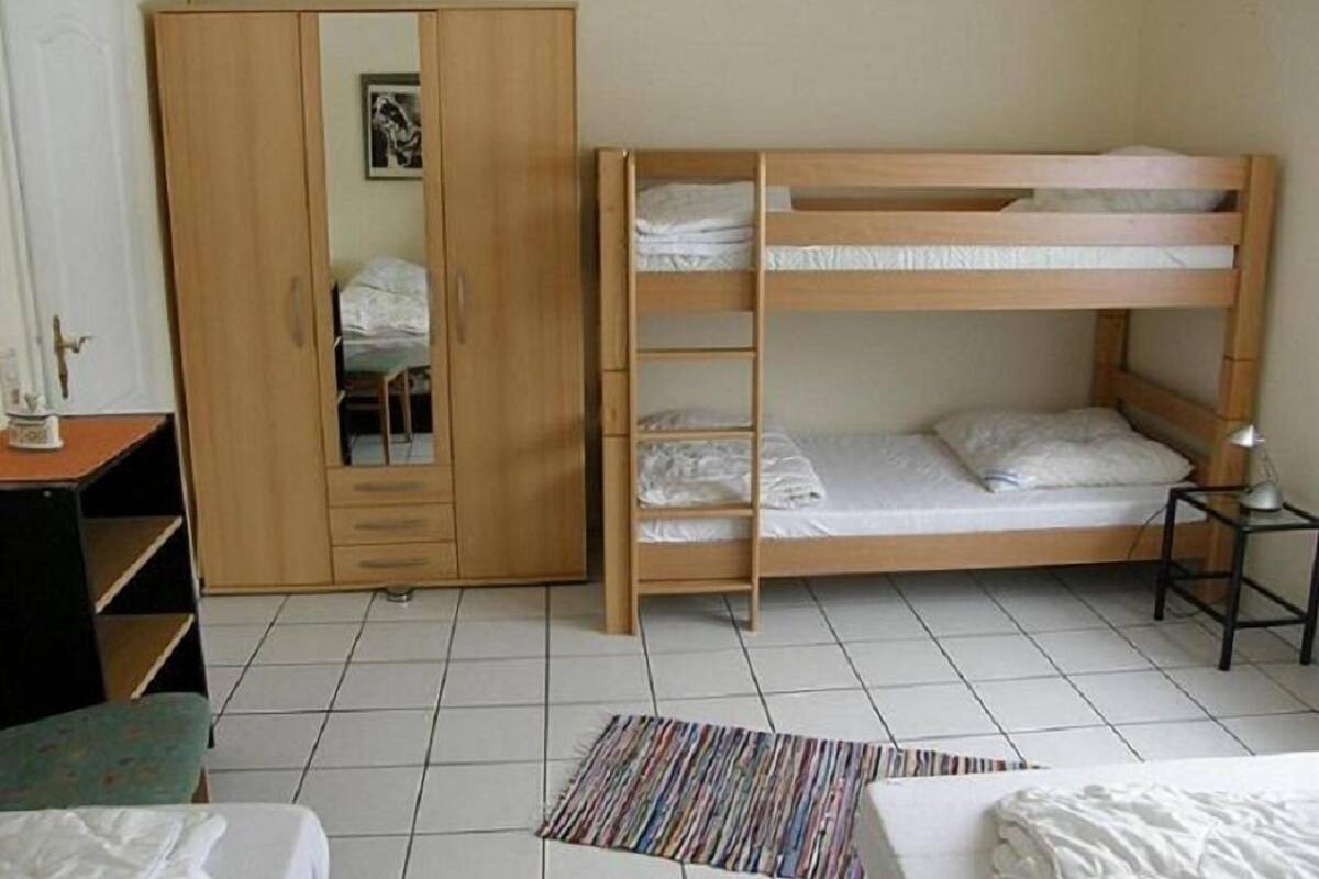 2 bedrooms, hypo-allergenic bedding available, in-room safe, desk