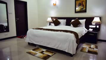 Superior Room, 1 King Bed | Minibar, in-room safe, individually decorated, individually furnished