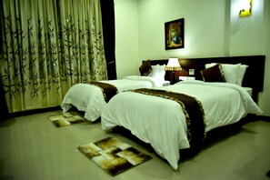 Twin Room | Minibar, in-room safe, individually decorated, individually furnished