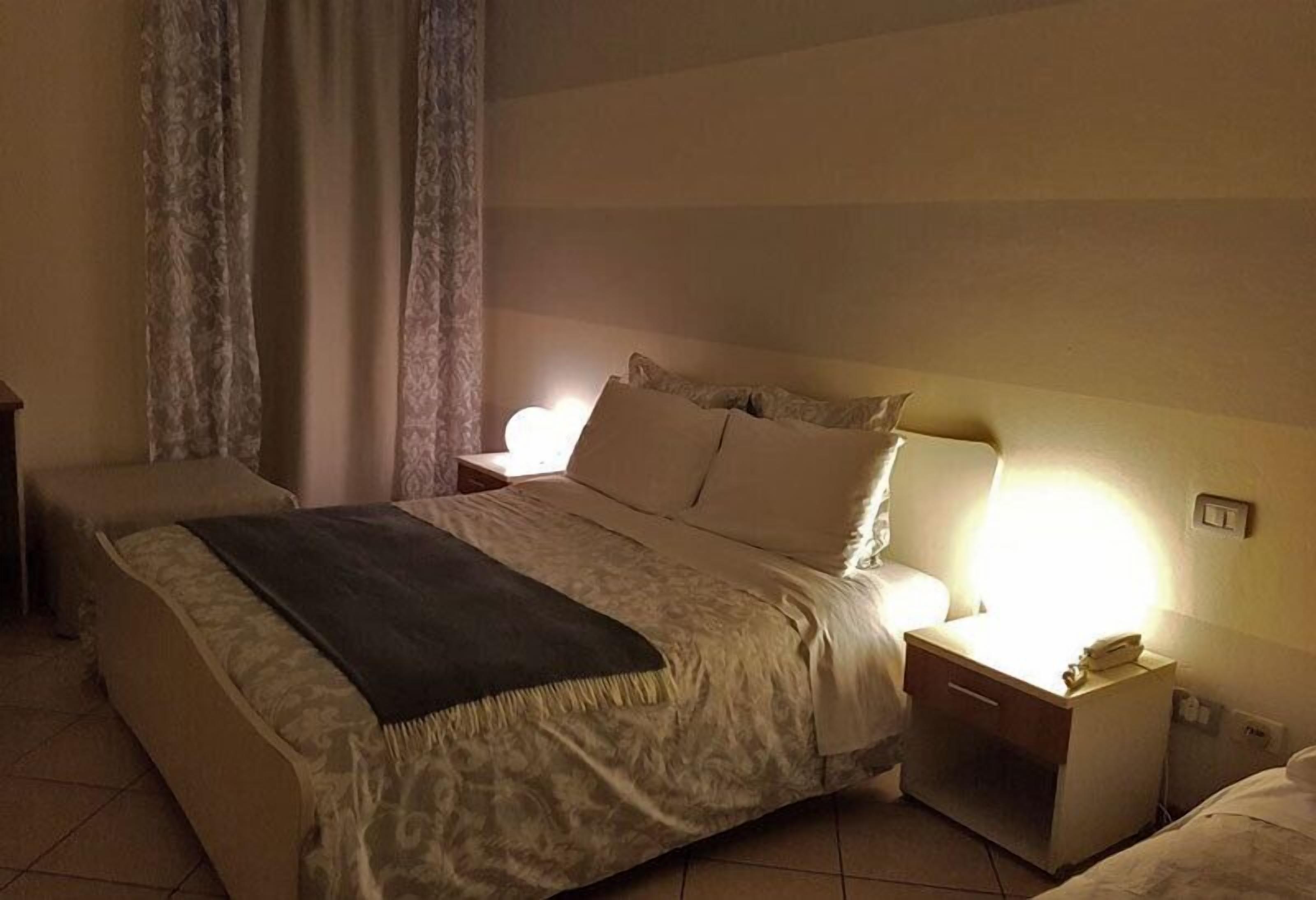 double room | 1 bedroom, in-room safe, desk, free wifi