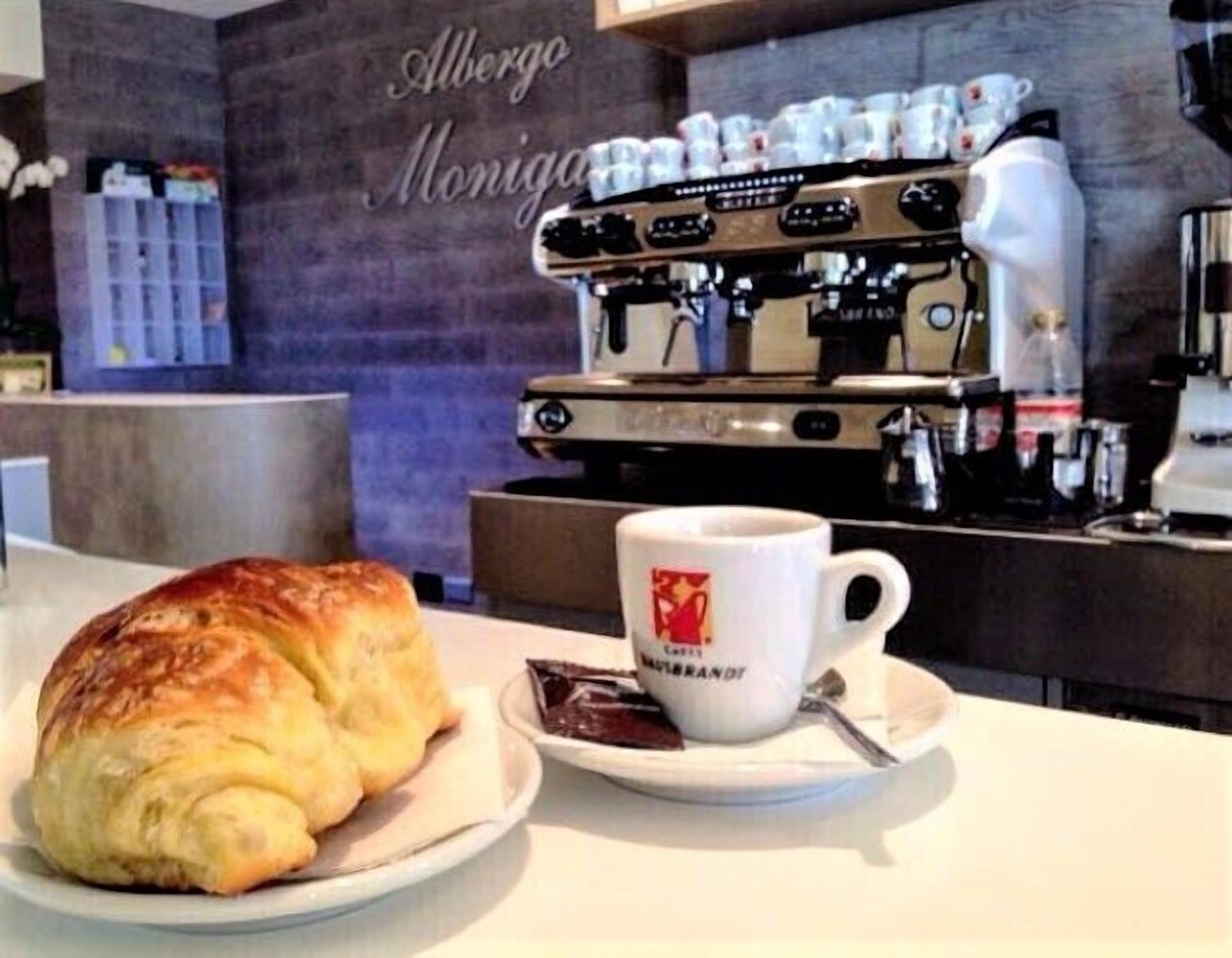 Petit déjeuner composé de spécialités régionales (8 EUR par personne)