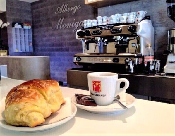 每日供應當地料理早餐 (每人 EUR8)