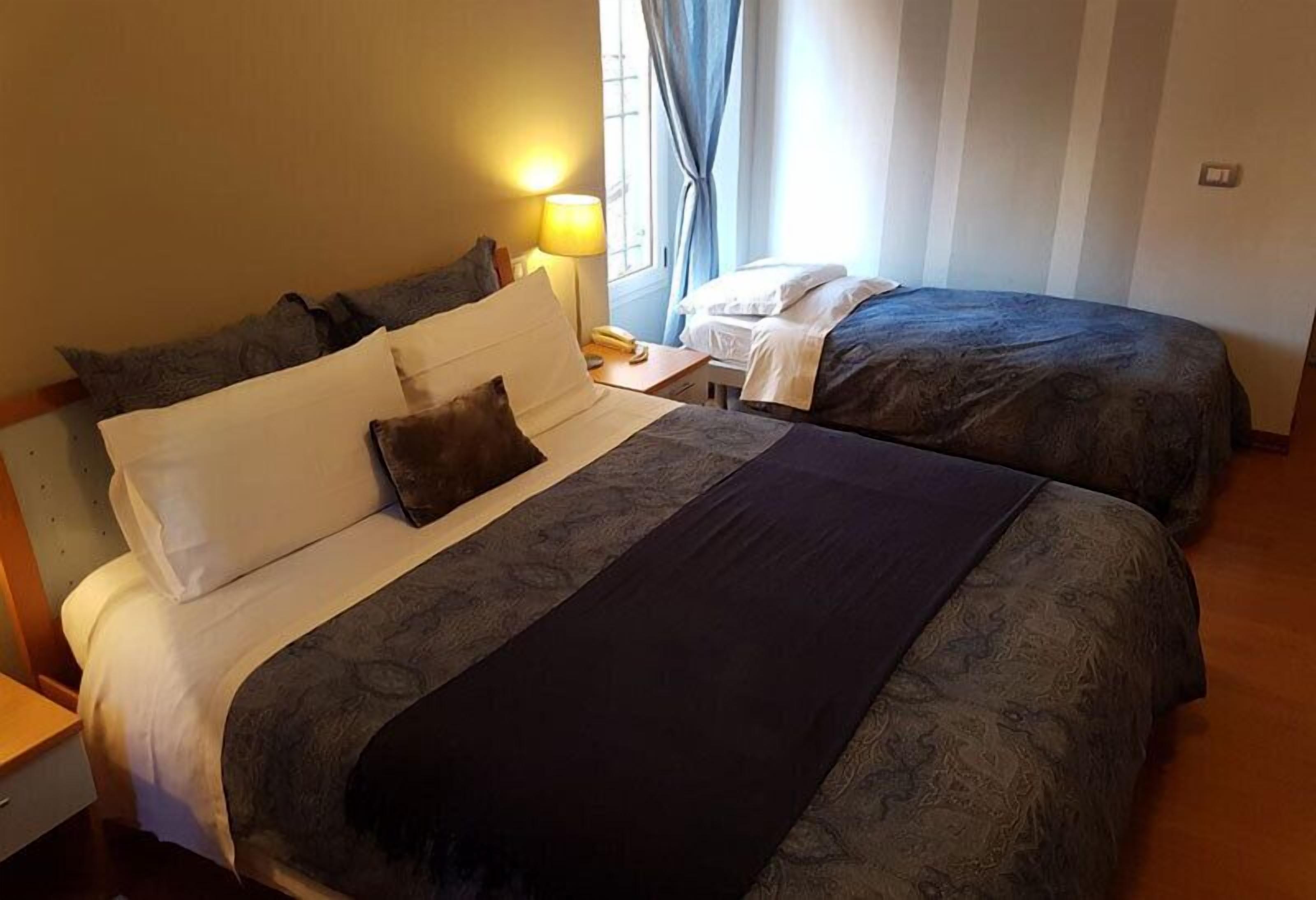 triple room | 1 bedroom, in-room safe, desk, free wifi