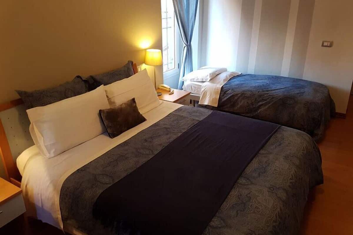 triple room | 1 bedroom, in-room safe, desk, free wifi