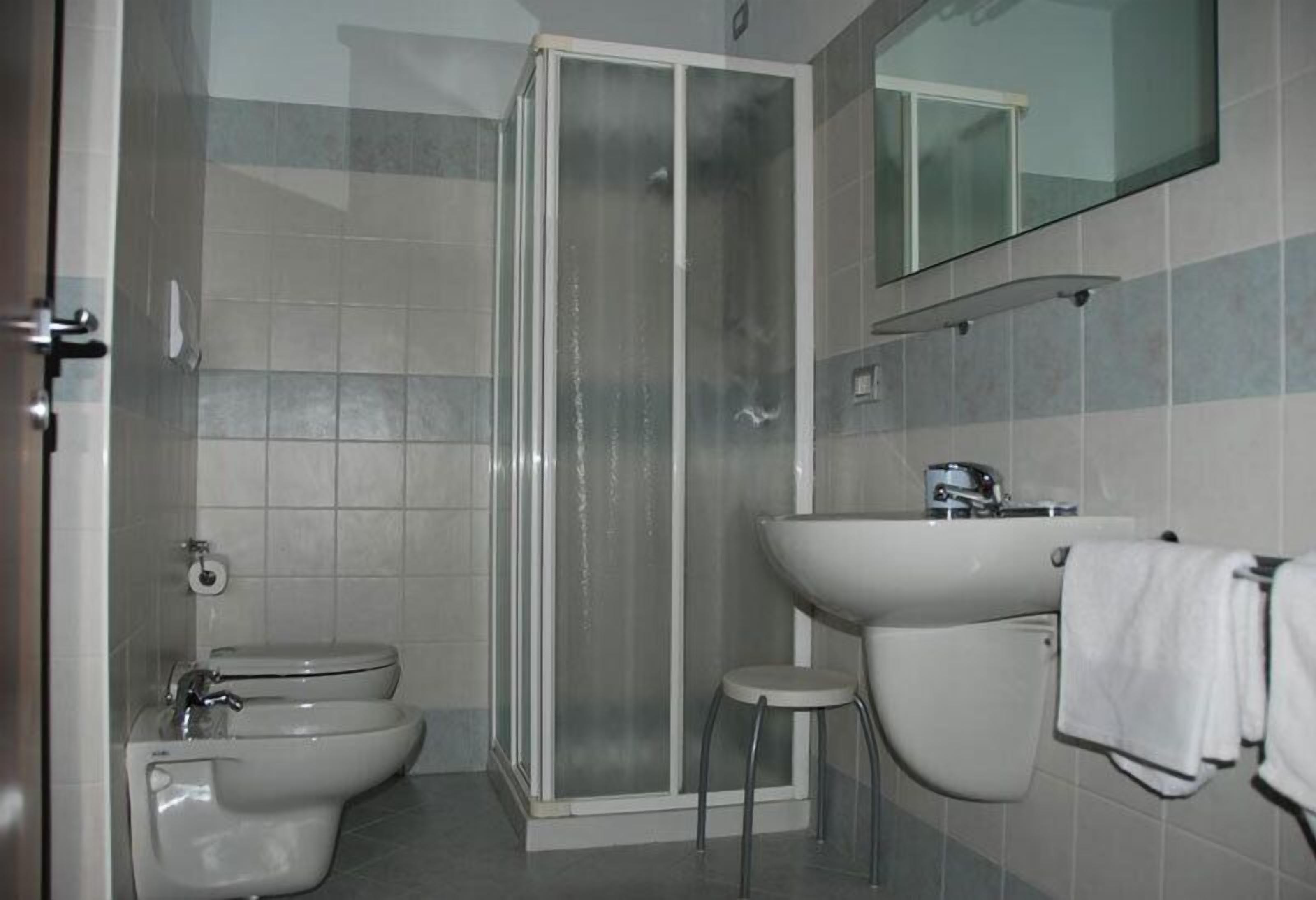 shower, free toiletries, bidet, towels