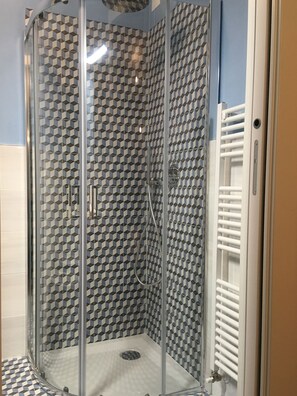Single Room | Bathroom | Shower, free toiletries, bidet, towels - Hotel Moniga (Desenzano del Garda)