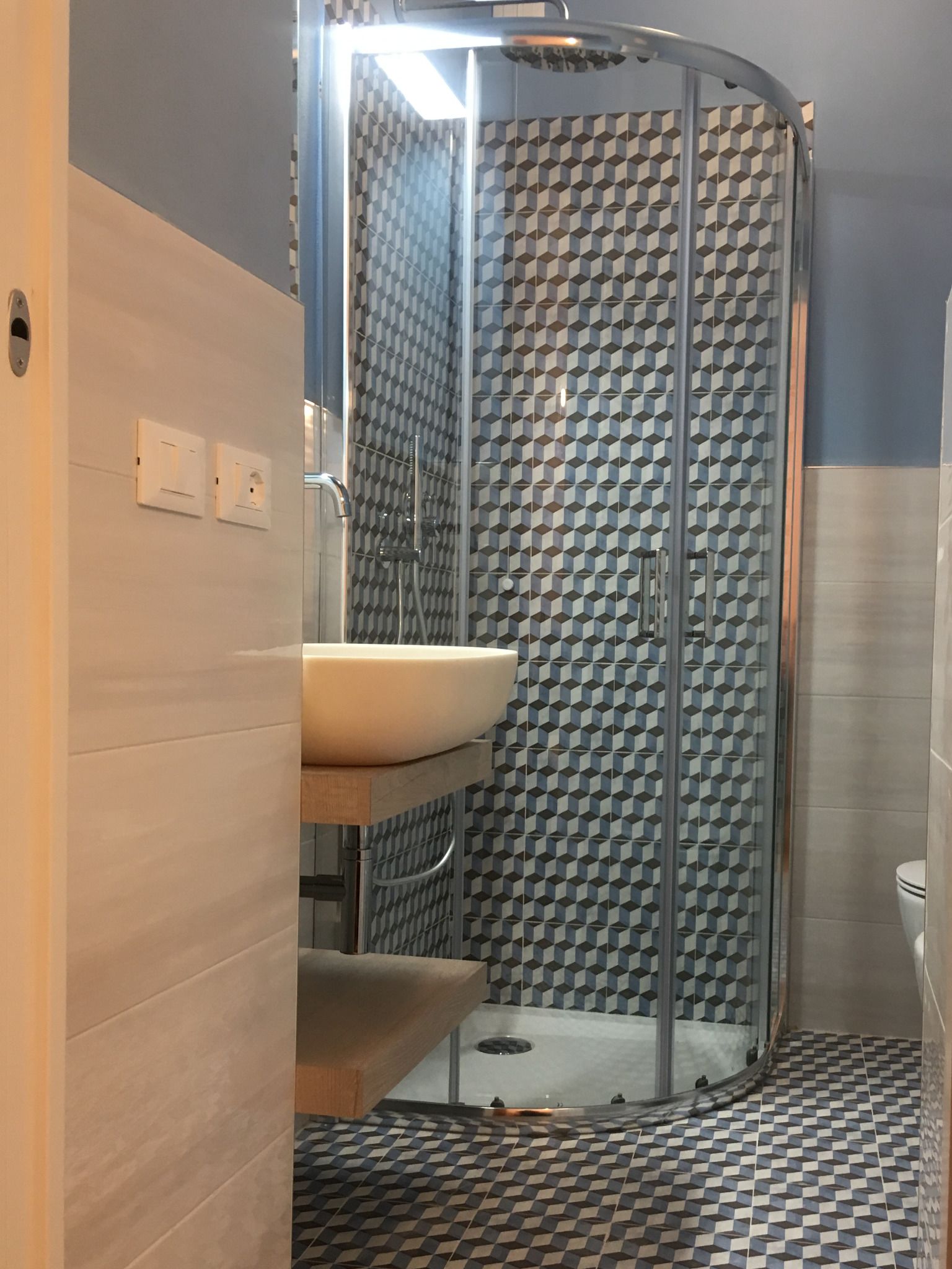 double room | bathroom shower