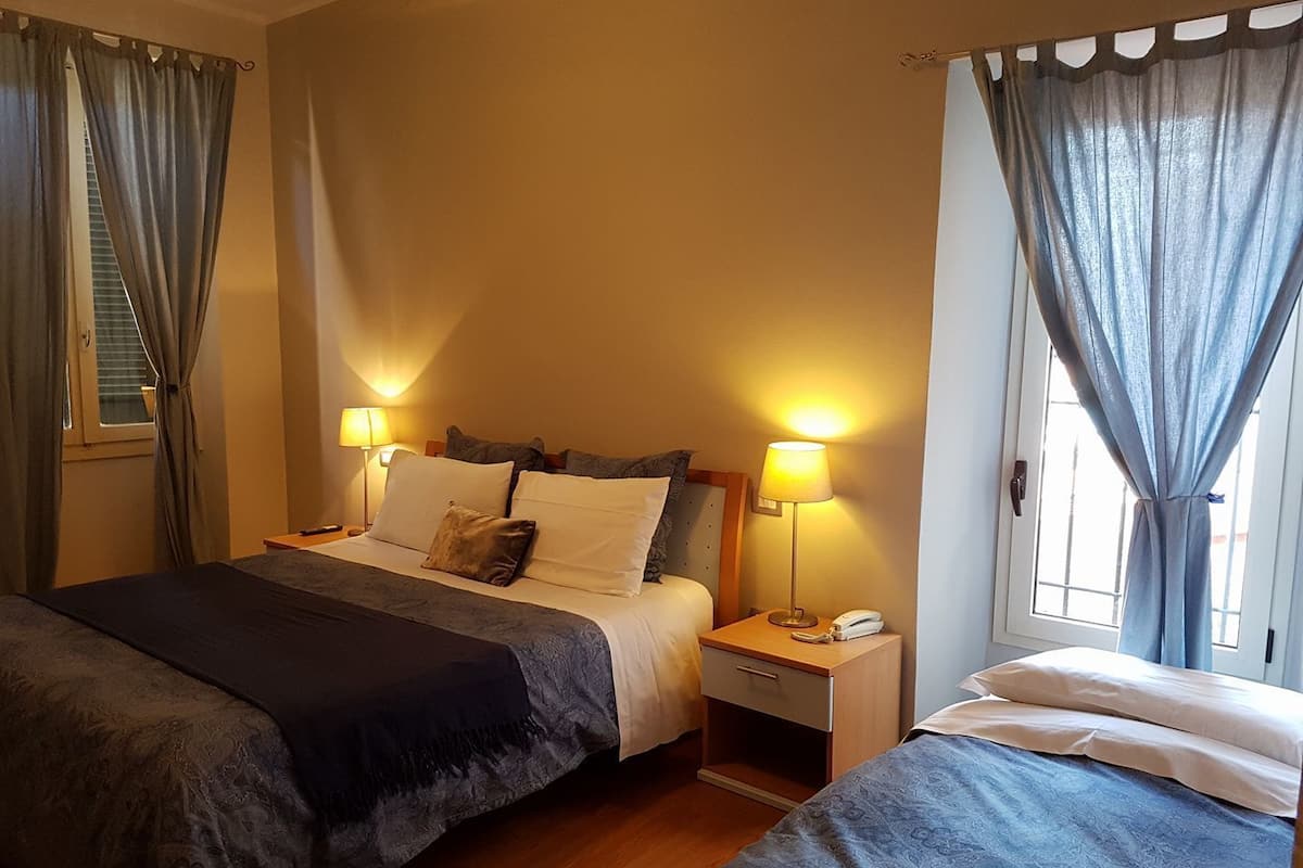 1 habitación, caja de seguridad en la habitación y escritorio