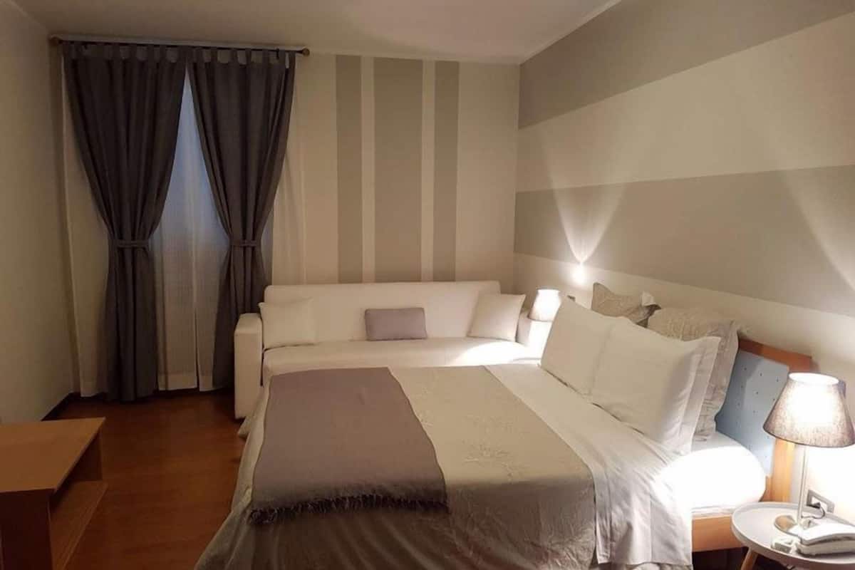 1 habitación, caja de seguridad en la habitación y escritorio