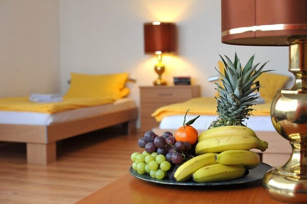 Doppelzimmer | Schreibtisch, Zustellbetten, kostenloses WLAN, BettwÀsche