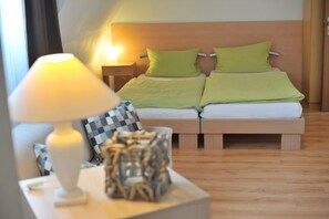 Desk, rollaway beds, free WiFi, bed sheets - Hotel Dietrich (Hamm)