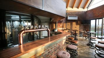 Bar (trong khuôn viên)