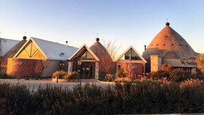 A row of buildings with a bakery, deli, and restaurant. - Thanda Tau - Hostel (Phumelela)