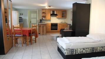 Hypo-allergenic bedding, in-room safe, desk, blackout curtains