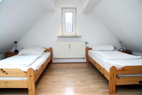 Hypo-allergenic bedding, in-room safe, desk, blackout curtains - Appartements & Ferienwohnungen Wolf Ober-Mörlen (Ober-Morlen)