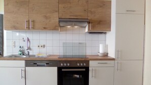 Wasserkocher mit Kaffee-/Teezubehör, großer Kühlschrank, Ofen