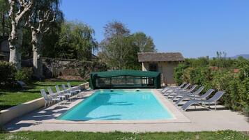 Een seizoensgebonden buitenzwembad