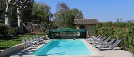 Een seizoensgebonden buitenzwembad