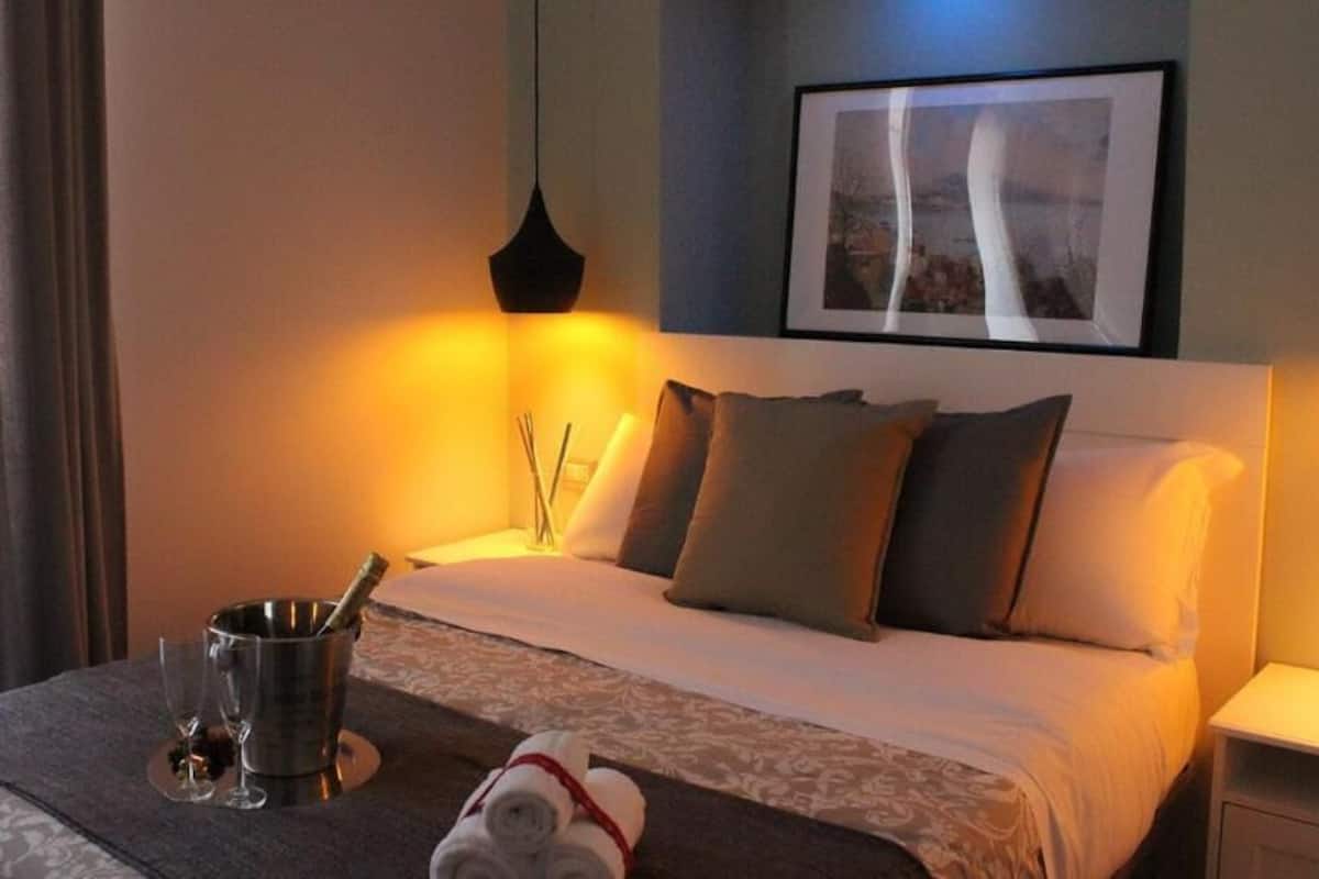 Deluxe-huone | Työpöytä, kannettavalle tietokoneelle sopiva työtila, pimennysverhot
