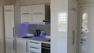 Apartment | Eigene Küche | Großer Kühlschrank, Mikrowelle, Ofen, Herdplatte