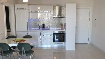 Apartment | Eigene Küche | Großer Kühlschrank, Mikrowelle, Ofen, Herdplatte