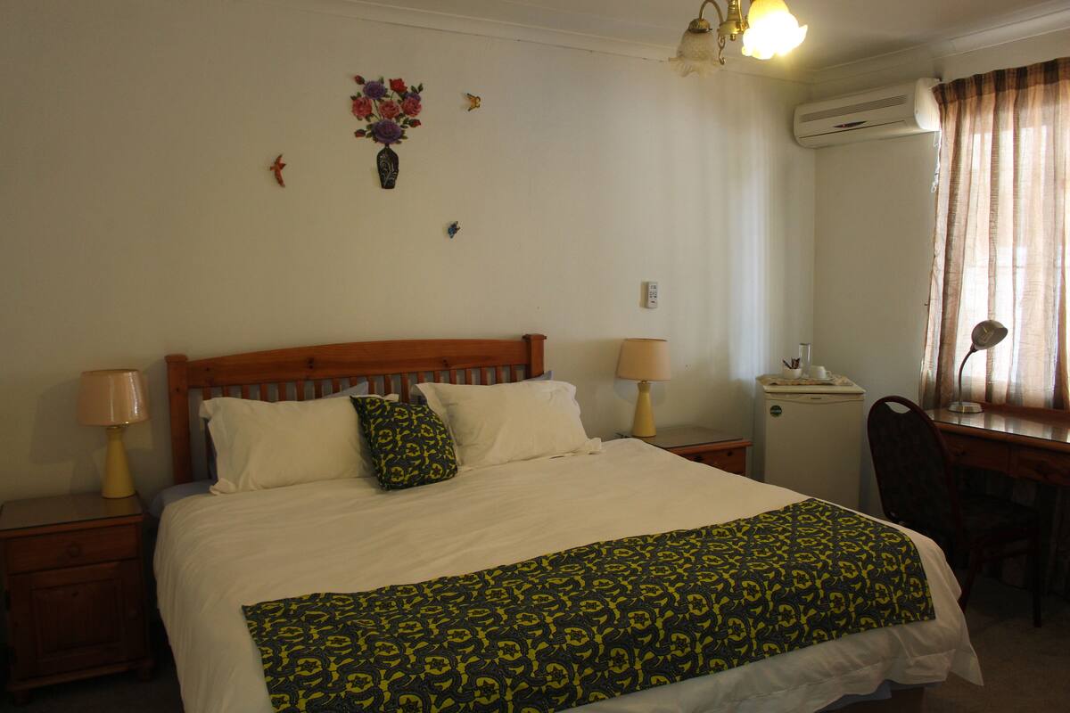 Desk, soundproofing, free WiFi, bed sheets
