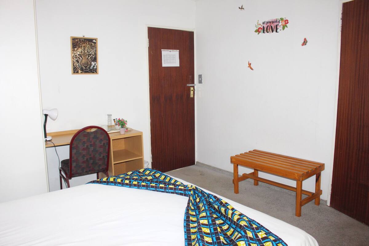 Desk, soundproofing, free WiFi, bed sheets