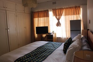 Desk, soundproofing, free WiFi, bed sheets