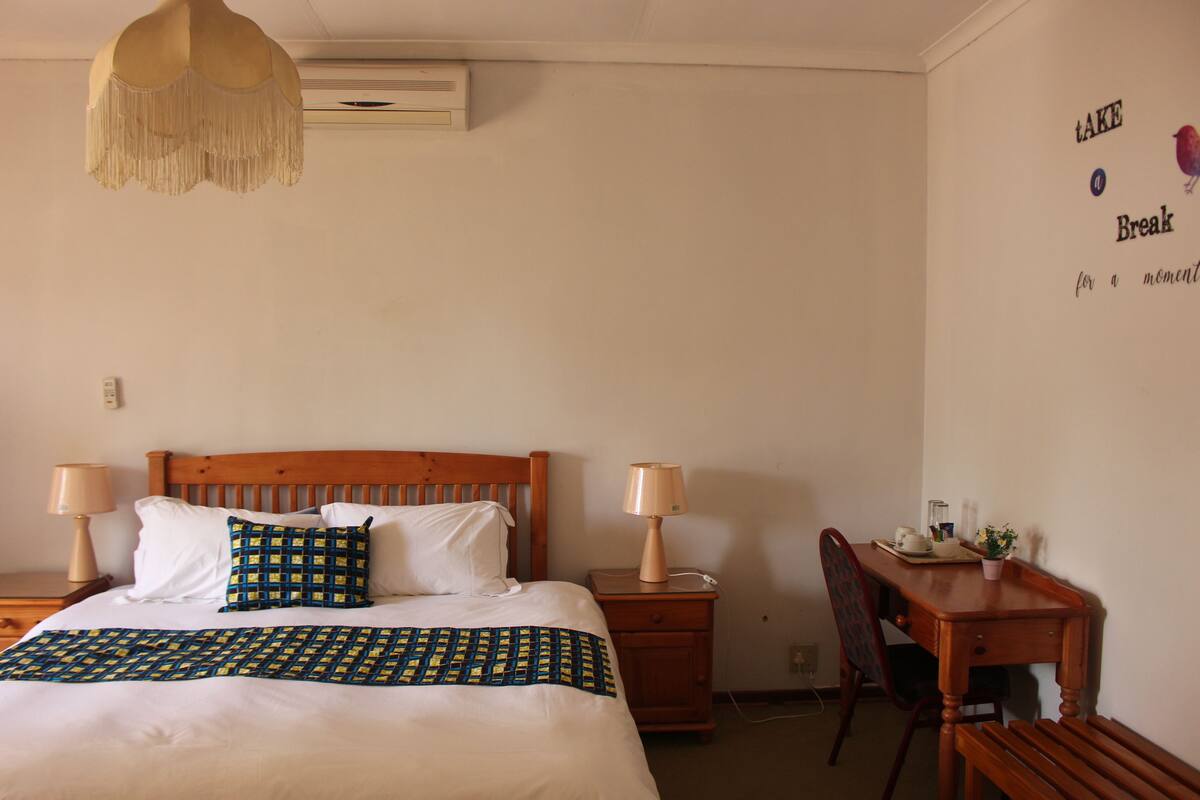 Desk, soundproofing, free WiFi, bed sheets