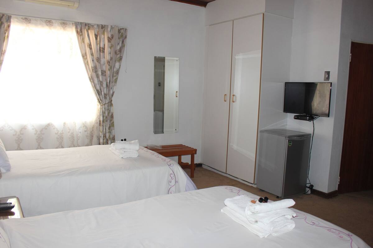 Desk, soundproofing, free WiFi, bed sheets